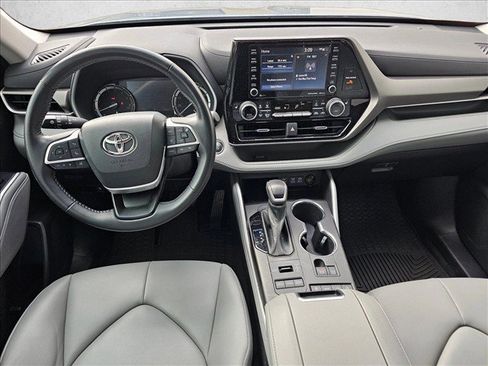 Used 2022 Toyota Highlander XLE AWD/4WD image 21