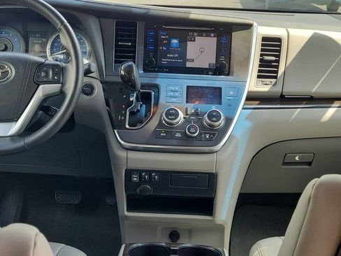 Used 2017 Toyota Sienna XLE w/ XLE Navigation Package AWD/4WD image 8