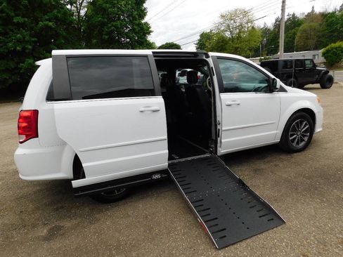 Used 2017 Dodge Grand Caravan SXT FWD image 2