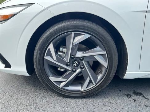 Used 2026 Hyundai Elantra Limited FWD image 5