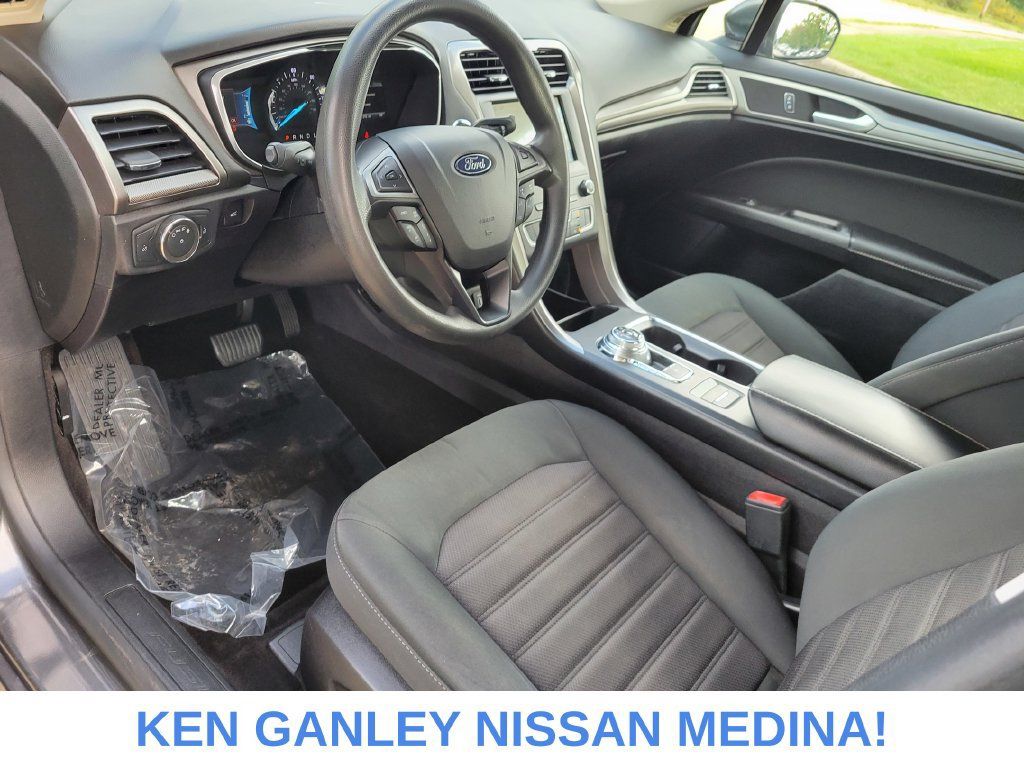 Used 2020 Ford Fusion SE FWD image 25