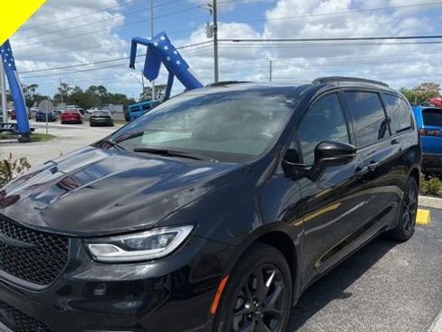 Used 2022 Chrysler Pacifica Touring-L w/ Uconnect Theater Family Group image 1