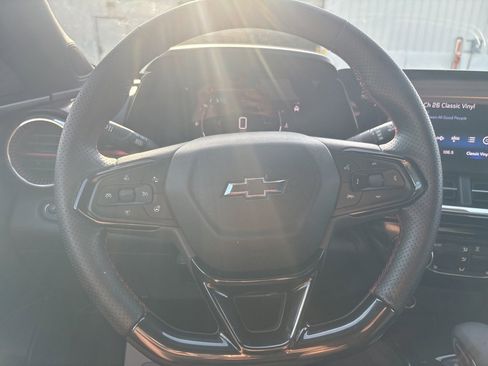 Used 2025 Chevrolet Trax RS image 38