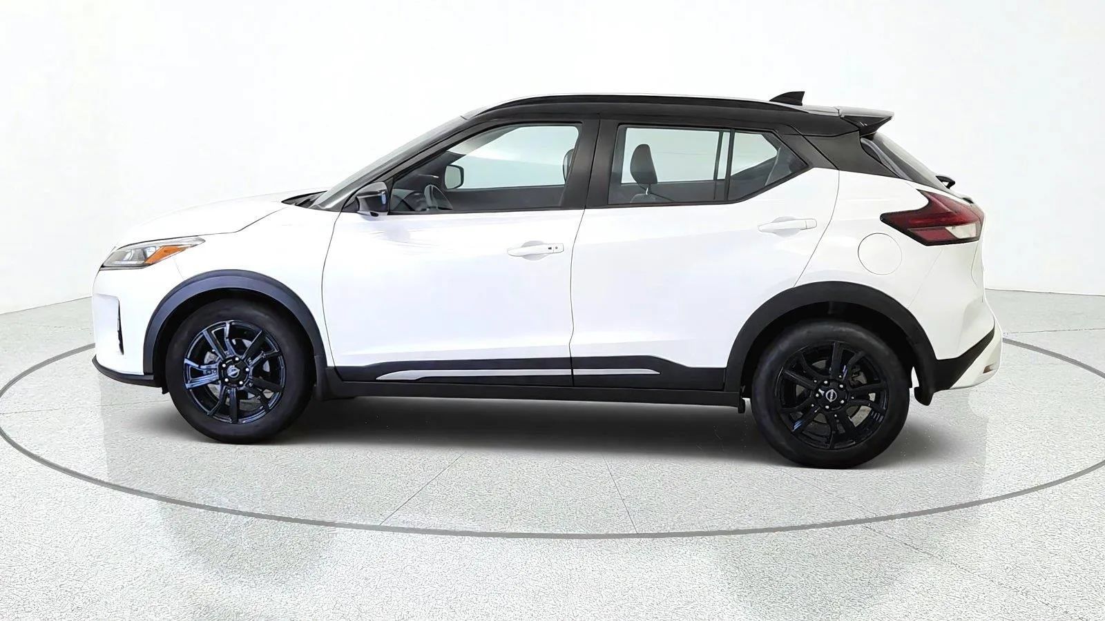 Used 2024 Nissan Kicks SR w/ SR Premium Package FWD image 5