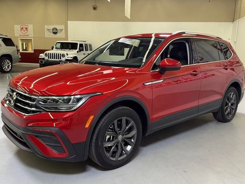 Used 2023 Volkswagen Tiguan SE w/ Panoramic Sunroof Package FWD image 5