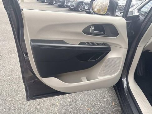 Used 2021 Chrysler Pacifica Touring image 14