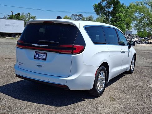Used 2023 Chrysler Pacifica Touring-L FWD image 11