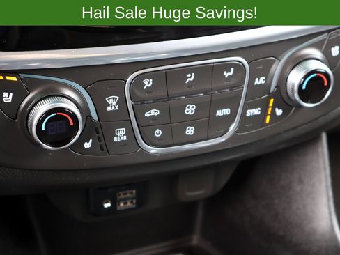 Used 2023 Chevrolet Traverse Premier FWD image 29