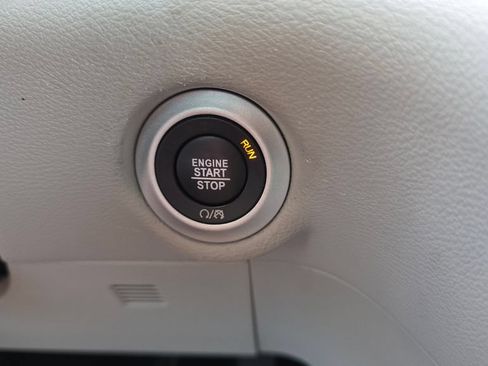 Certified 2024 Chrysler Pacifica Touring-L FWD image 39