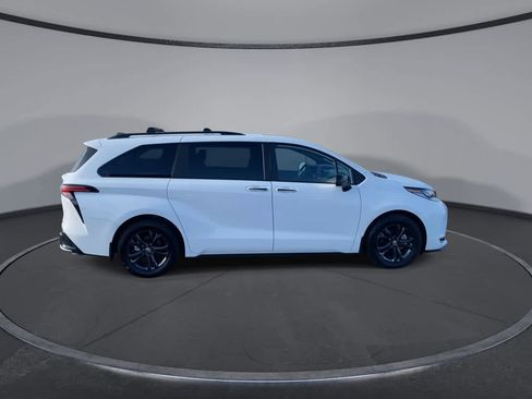 Used 2025 Toyota Sienna XSE w/ XSE Plus Package image 9