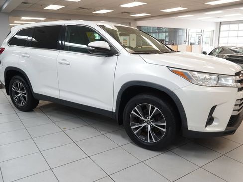 Used 2019 Toyota Highlander LE AWD/4WD image 13