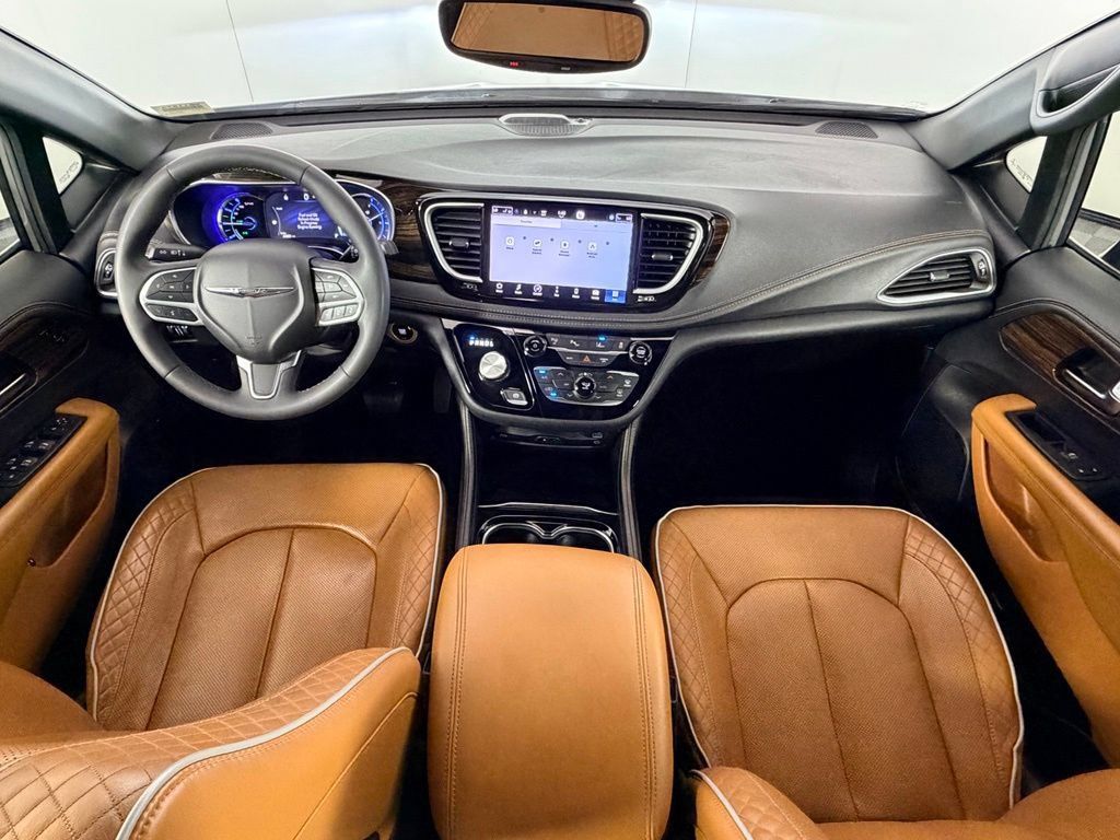 Used 2023 Chrysler Pacifica Pinnacle FWD image 13