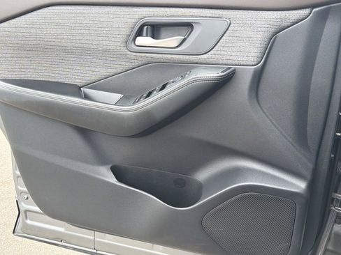 Used 2023 Nissan Rogue SV FWD image 17