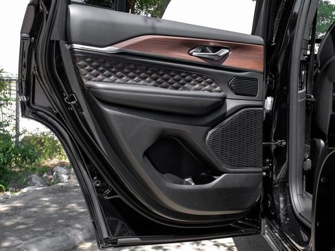 Used 2022 Jeep Grand Cherokee Summit image 60