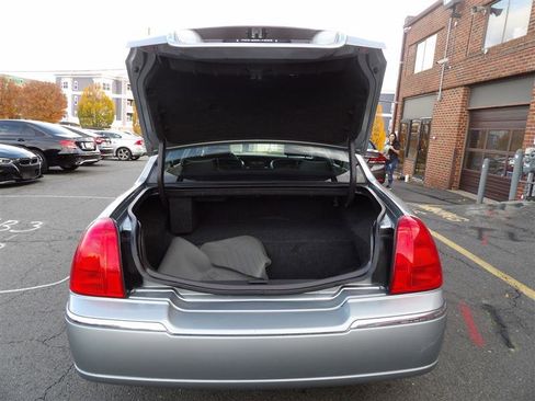 Used 2006 Lincoln Town Car Signature Limited image 15