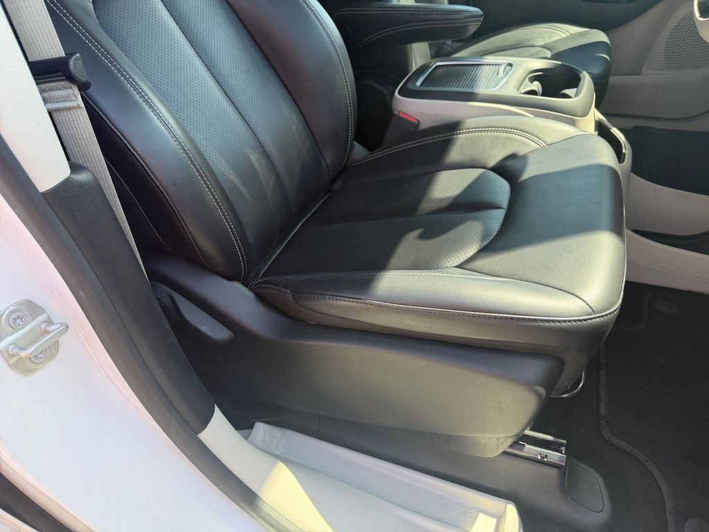 Used 2023 Chrysler Pacifica Touring-L FWD image 19