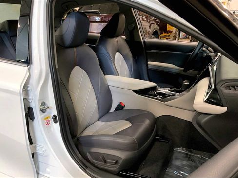 Used 2018 Toyota Camry XLE image 8