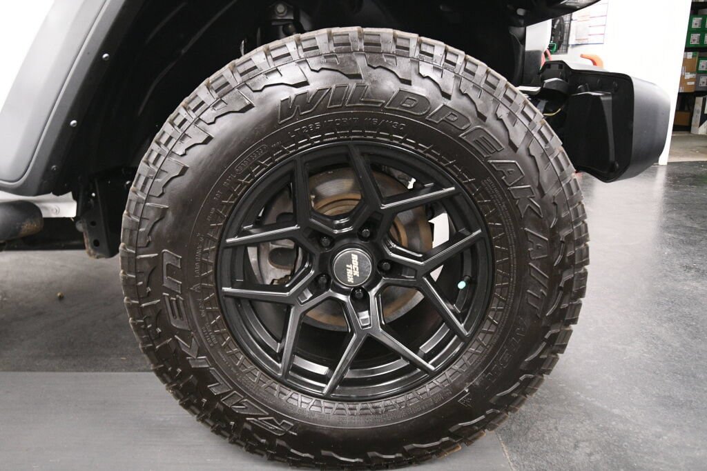 Used 2024 Jeep Gladiator Mojave w/ Technology Group AWD/4WD image 30