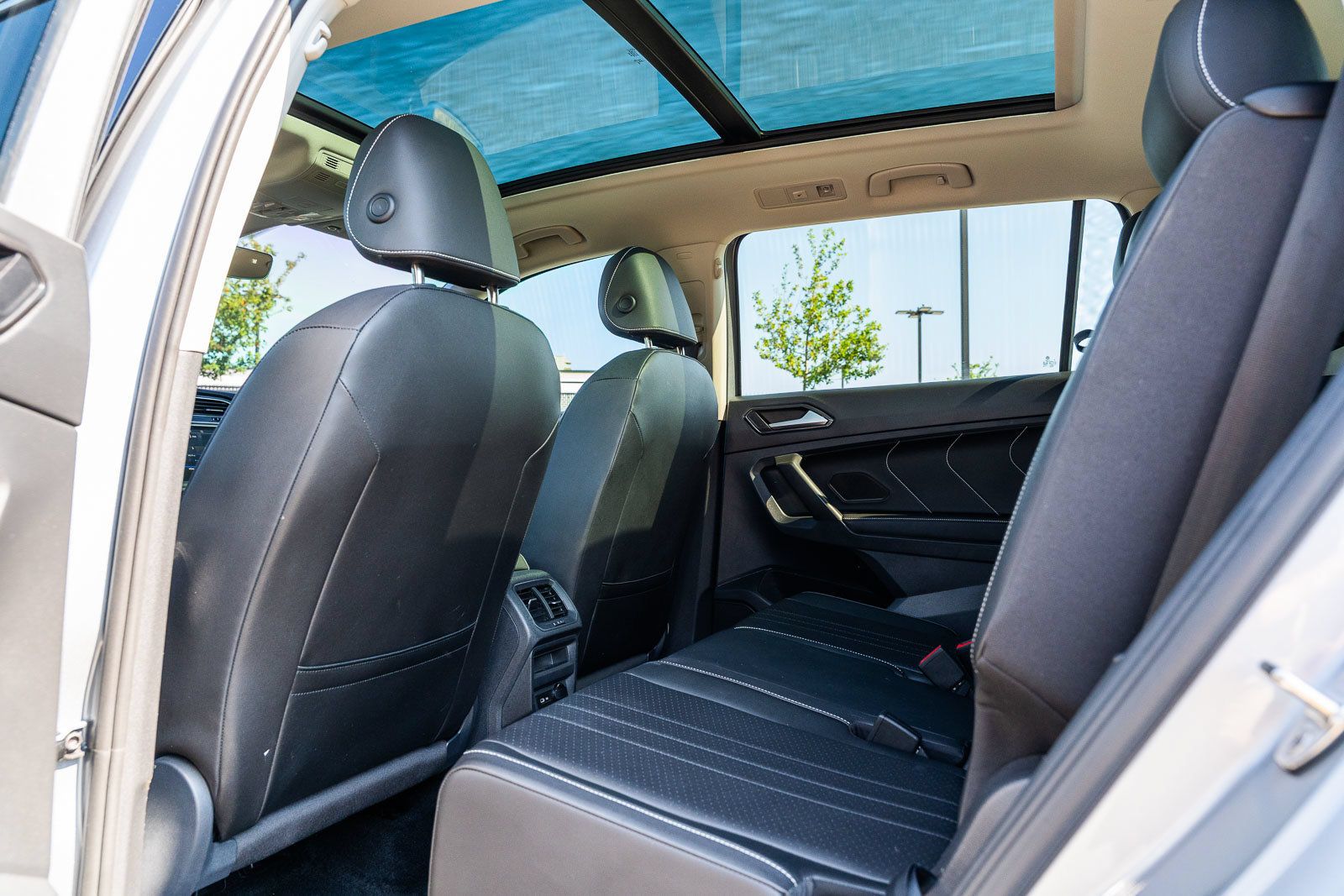 Used 2023 Volkswagen Tiguan SE w/ Panoramic Sunroof Package FWD image 19