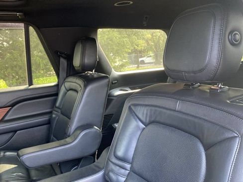 Used 2018 Lincoln Navigator Select w/ Technology Package RWD image 19