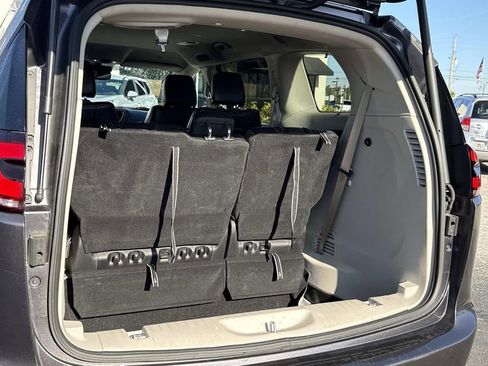 Used 2022 Chrysler Pacifica Touring-L image 11