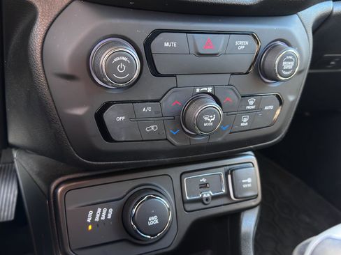 Used 2019 Jeep Renegade Limited w/ UConnect 8.4 Nav Group image 21