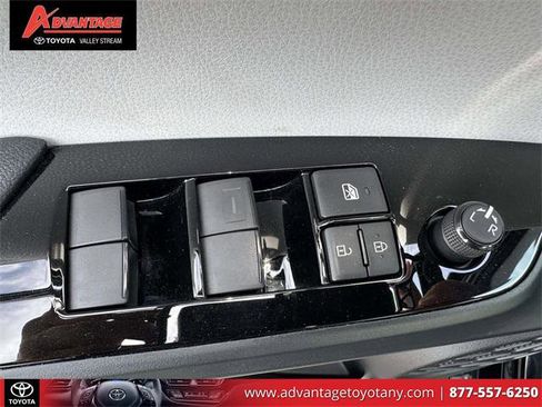 Certified 2022 Toyota Prius XLE image 22