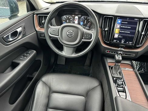 Used 2021 Volvo XC60 T5 Momentum w/ Advanced Package image 17