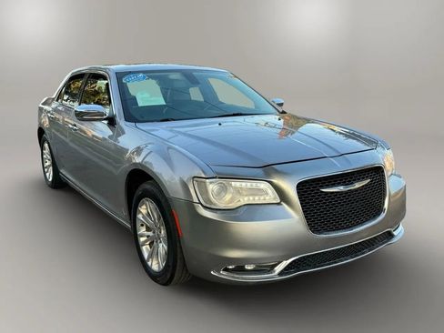 Used 2017 Chrysler 300 C RWD image 3