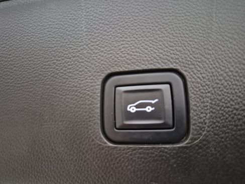 Used 2022 Chevrolet Traverse Premier AWD/4WD image 34