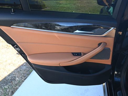 Used 2022 BMW M550i xDrive w/ Premium Package image 40