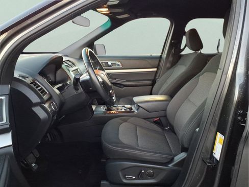 Used 2018 Ford Explorer XLT image 9