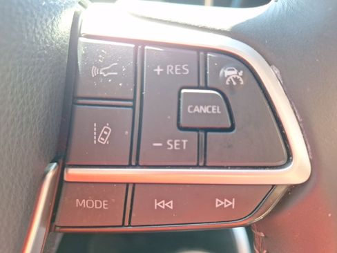 Used 2024 Toyota Highlander LE image 21