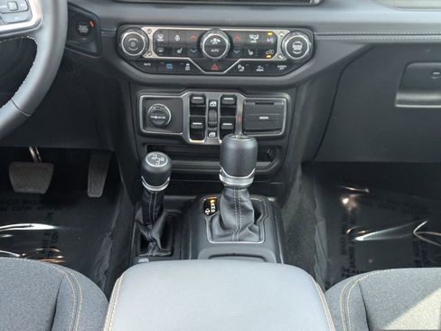 Used 2025 Jeep Wrangler Unlimited Sahara w/ Safety Group AWD/4WD image 20