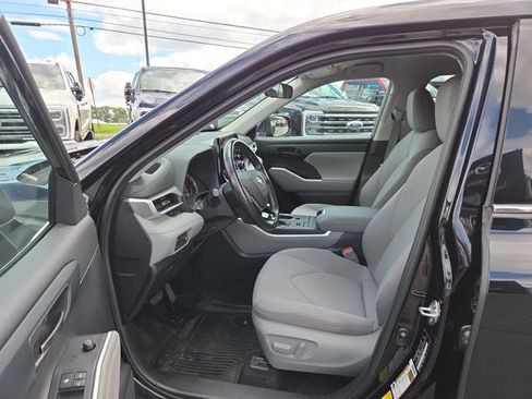 Used 2021 Toyota Highlander LE AWD/4WD image 9