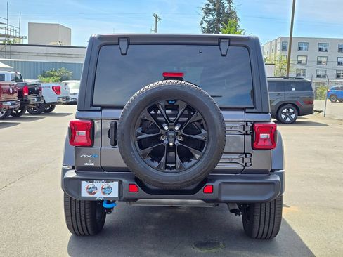 Used 2022 Jeep Wrangler Unlimited Sahara AWD/4WD image 7