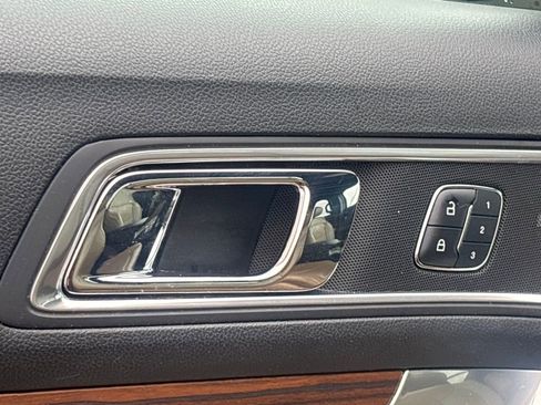 Used 2017 Ford Explorer Limited image 8