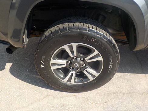 Used 2017 Toyota Tacoma TRD Sport w/ Tow Package (A/T) image 23