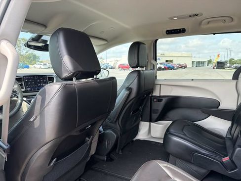 Used 2023 Chrysler Pacifica Touring-L FWD image 11