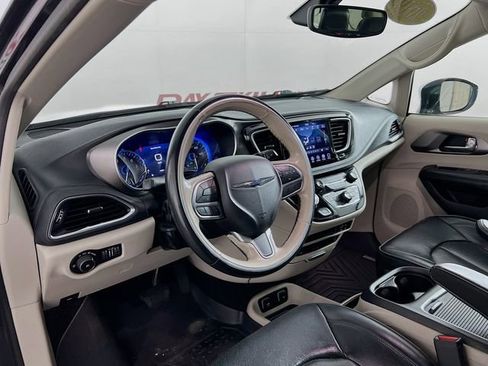 Used 2019 Chrysler Pacifica Limited FWD image 38