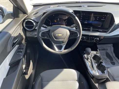 Used 2025 Chevrolet Trax LT w/ LT Convenience Package image 14