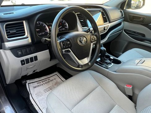 Used 2019 Toyota Highlander LE AWD/4WD image 15