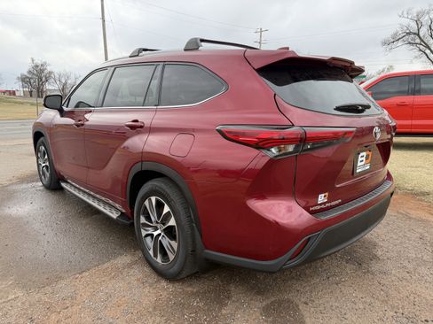 Used 2022 Toyota Highlander XLE image 4