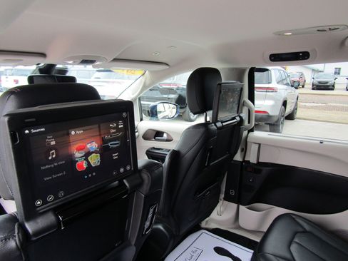 Used 2019 Chrysler Pacifica Touring-L Plus w/ Advanced Safetytec Group image 24