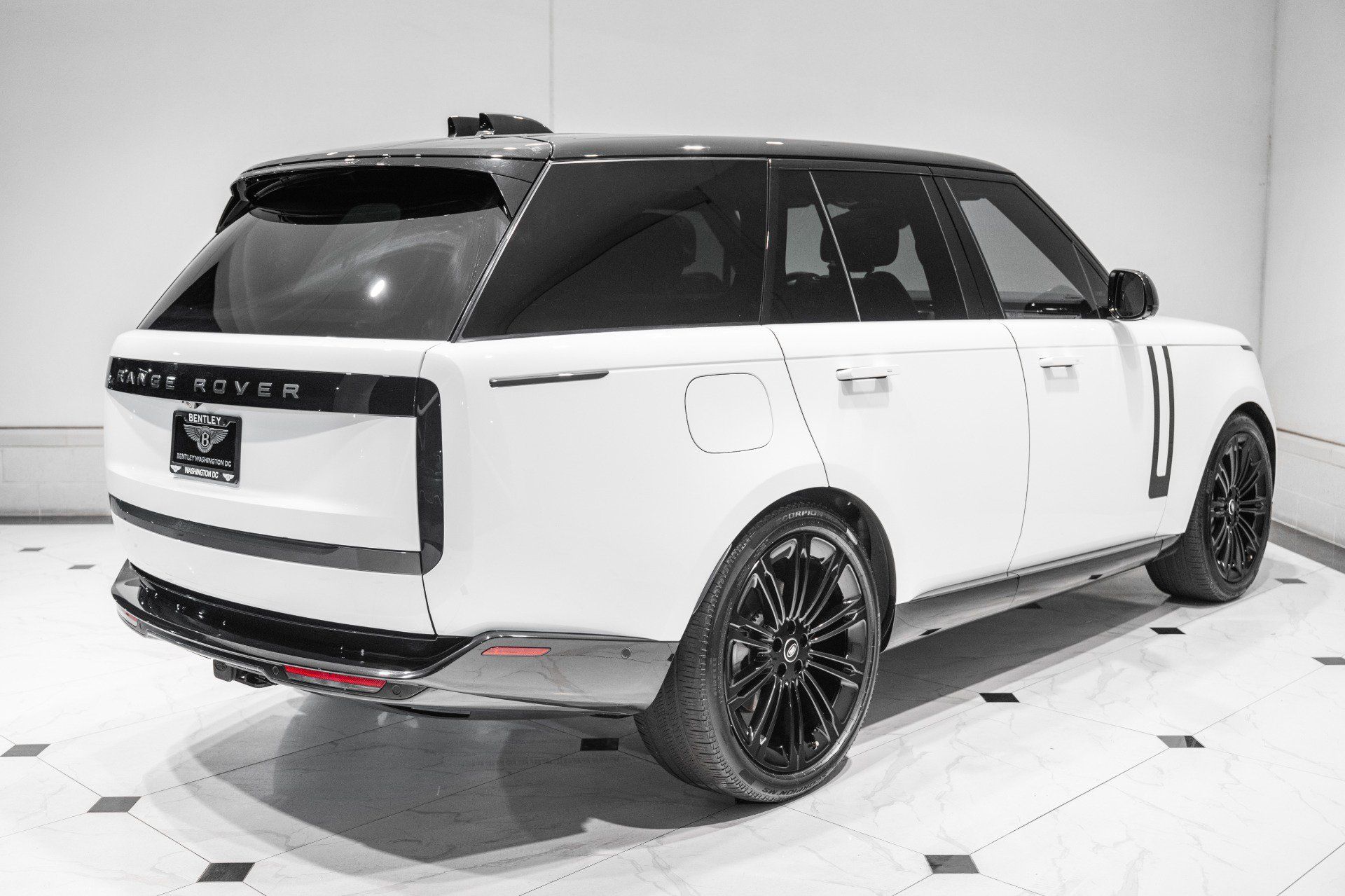Used 2025 Land Rover Range Rover SE AWD/4WD image 10