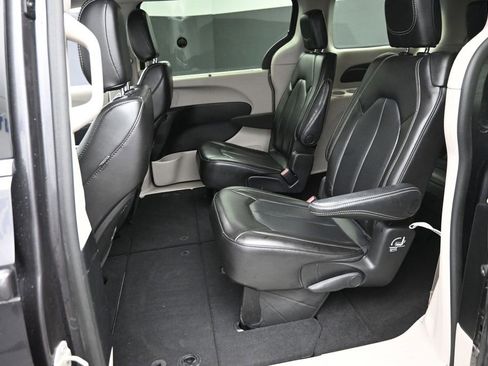 Used 2023 Chrysler Pacifica Touring-L FWD image 16