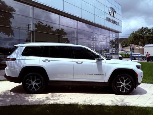 Used 2023 Jeep Grand Cherokee L Limited AWD/4WD image 4