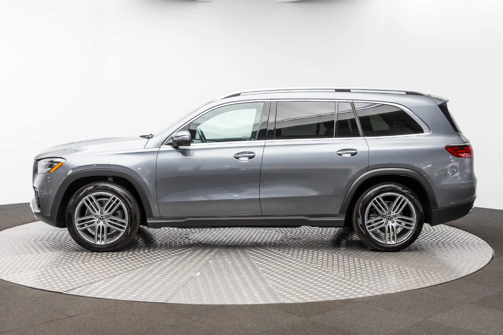 Used 2025 Mercedes-Benz GLS 450 4MATIC image 3