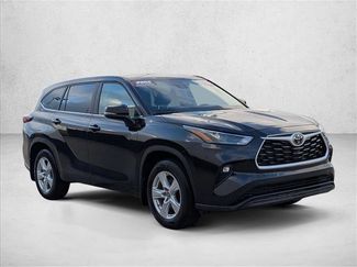 Used 2024 Toyota Highlander LE video 3