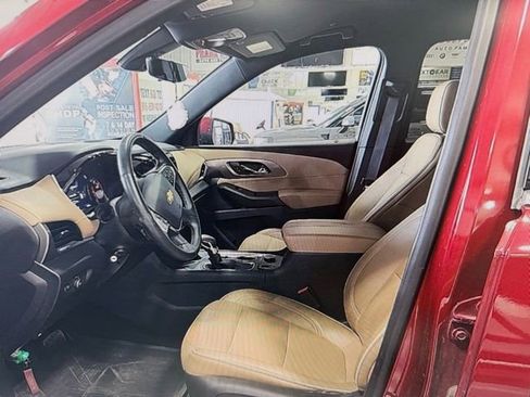 Used 2023 Chevrolet Traverse Premier image 3